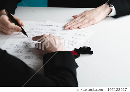 一位女士解釋合同 一位女士解釋合同 105122917