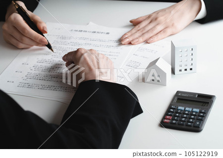 A woman explaining the contract 105122919