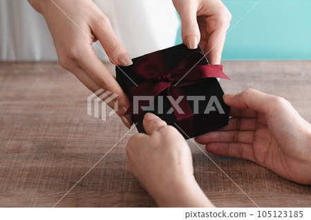 Women's hand to hand gifts 105123185