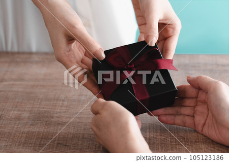 給禮物的婦女 給禮物的婦女 105123186