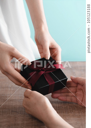 女人的手拉手禮品 105123188