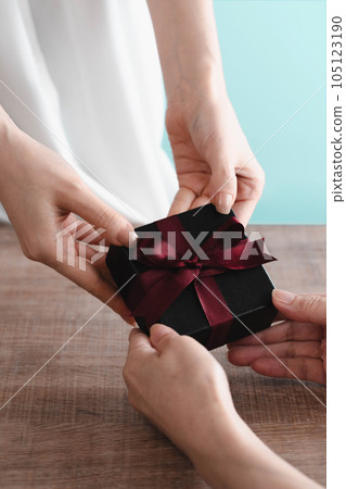 Women's hand to hand gifts Women's hand to hand gifts 105123190