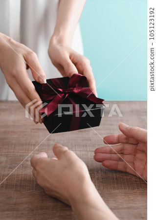 女人的手拉手禮品 105123192