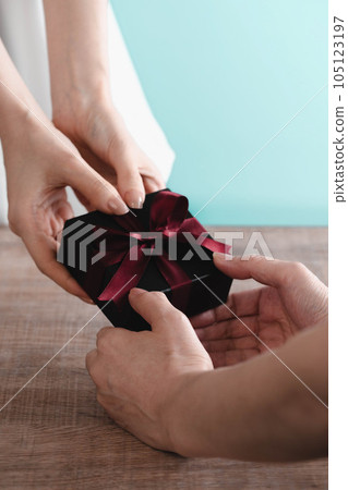 女人的手拉手禮品 女人的手拉手禮品 105123197