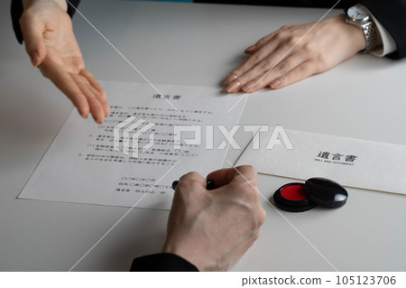 A woman explaining a will 105123706