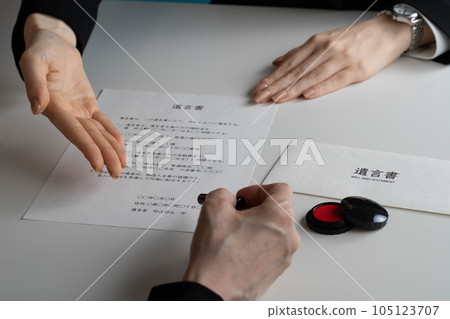 A woman explaining a will A woman explaining a will 105123707