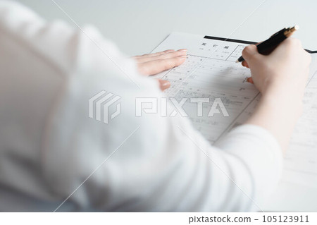 填寫死亡證明的婦女的手 填寫死亡證明的婦女的手 105123911
