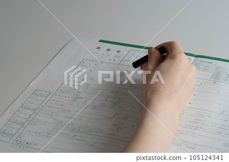 女人的手在離婚紙上蓋章 女人的手在離婚紙上蓋章 105124341