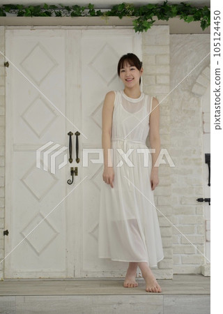 一件白色禮服的一個乾淨的少婦 105124450