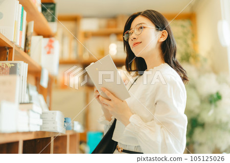 young woman in a bookstore 105125026