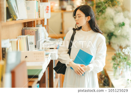 young woman in a bookstore 105125029