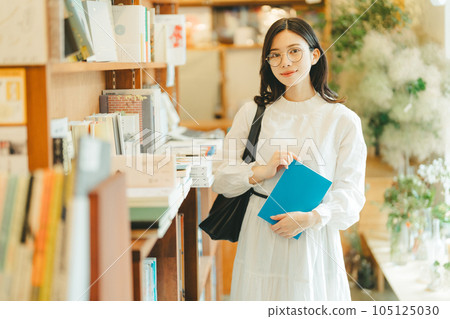 書店裡的年輕女子 105125030