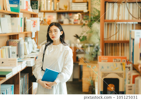 書店裡的年輕女子 105125031
