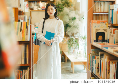 young woman in a bookstore 105125036