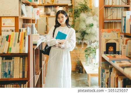 書店裡的年輕女子 105125037
