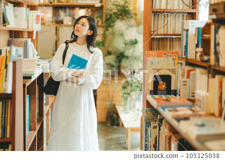 書店裡的年輕女子 105125038