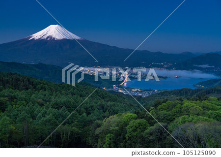 《山梨縣》初夏的富士山，鮮綠的原始森林 105125090