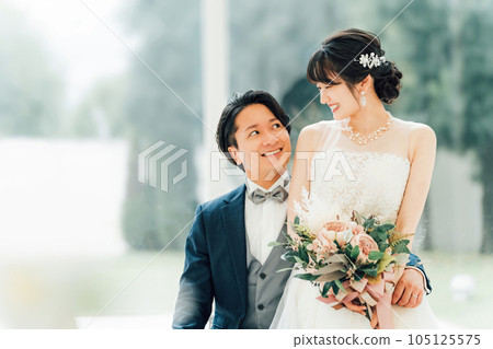 Bride and groom taking pre-photoshoots and photo weddings at the wedding hall (bridal wedding) 105125575