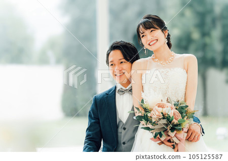 新娘和新郎在婚禮大廳進行前期拍攝和拍攝婚禮（新娘婚禮） 105125587