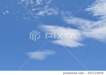 藍天和白色雲彩在初夏 藍天和白色雲彩在初夏 105125640