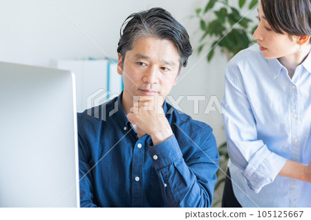 休閒服裝的商務男士和女士 休閒服裝的商務男士和女士 105125667