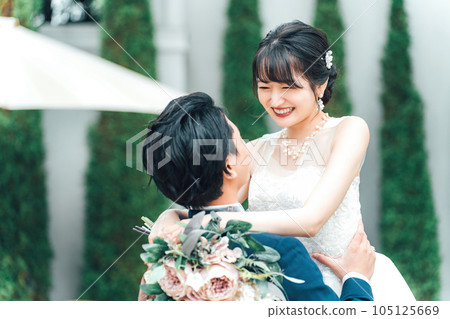 A bride and groom (bridal wedding) who takes pre-photoshoots and photo weddings in the garden of the wedding hall 105125669