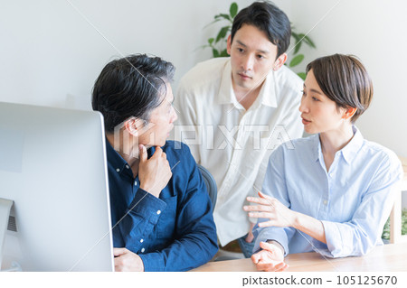Business men and women in casual clothes Business men and women in casual clothes 105125670