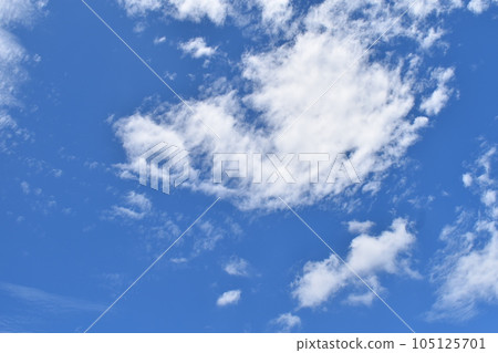 White clouds swimming in the blue sky② 105125701