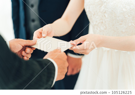 在婚禮上將信交給父親/父親的新娘/新娘的手 在婚禮上將信交給父親/父親的新娘/新娘的手 105126225
