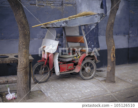 old beijing hutong 105126510