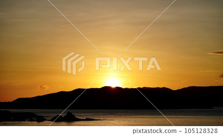 從沖繩縣座間味村阿嘉島看到的渡嘉敷島日出 105128328