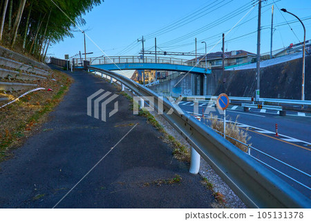 眺望川崎市多摩區增方縣道橫濱生田線的東生田散步橋 105131378