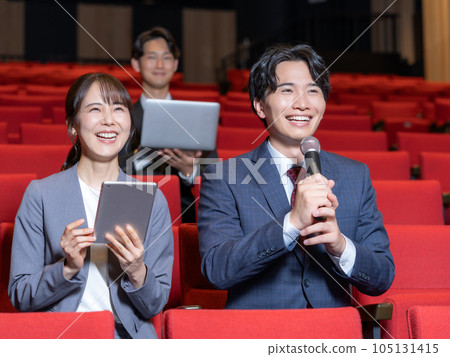 微笑的年輕男女參加大廳的研討會 105131415