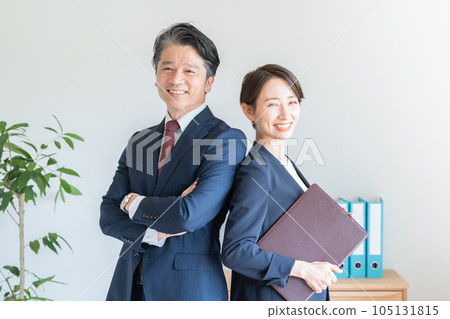 Businessmen working in the office 105131815