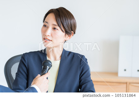 Business woman who is interviewed Business woman who is interviewed 105131864