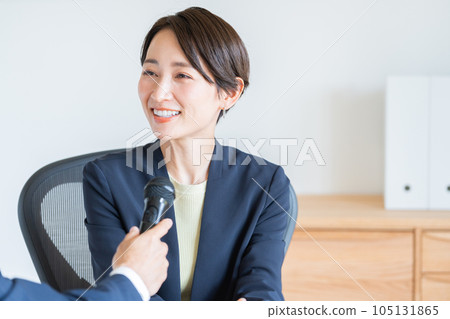 Business woman who is interviewed Business woman who is interviewed 105131865