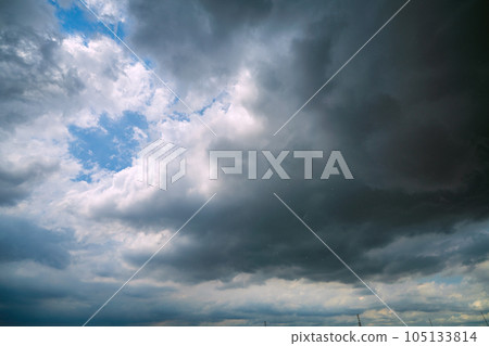 日本橫濱市景 游擊大雨...橫濱的天氣突然發生變化。天空變黑了...烏雲流向市中心...=7月20日 日本橫濱市景 游擊大雨...橫濱的天氣突然發生變化。天空變黑了...烏雲流向市中心...=7月20日 105133814