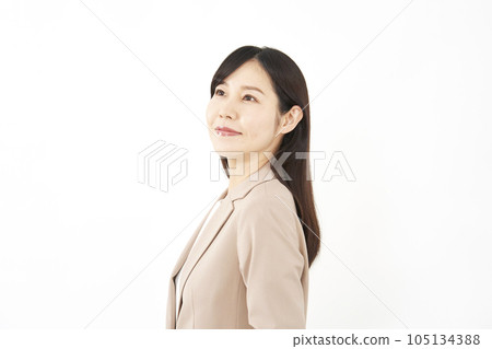 中年商務女性肖像白色背景 105134388