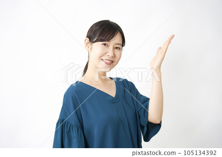中年婦女用手掌白色背景指向右側 中年婦女用手掌白色背景指向右側 105134392