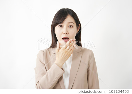 驚訝的中年女商人白色背景 驚訝的中年女商人白色背景 105134403