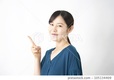 指向左邊的中年婦女 白色背景 105134409