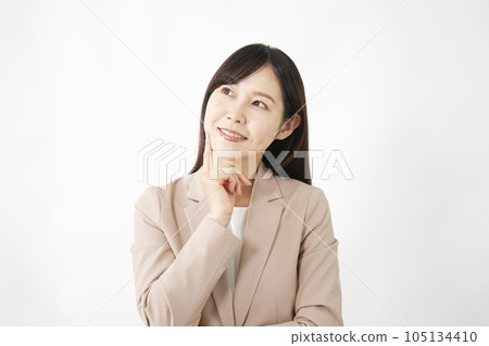 想像中年女商人白色背景 105134410