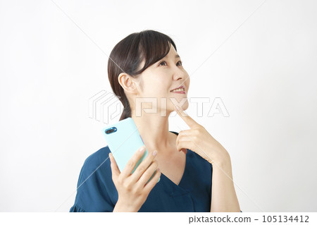 拿著智能手機並想像白色背景的女人 105134412