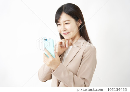 使用智能手機的中年女商人白色背景 105134433