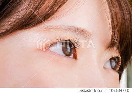 年輕女子的眼睛特寫 年輕女子的眼睛特寫 105134788