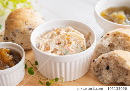Burdock and lotus root salad 105135066