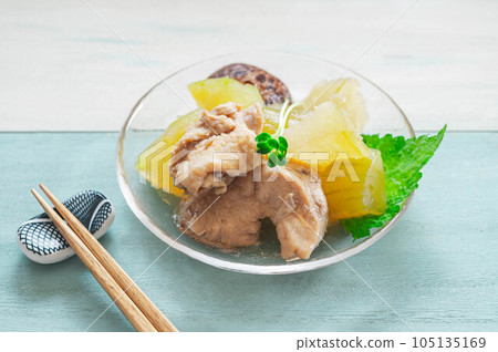 Boiled chicken breast and winter melon 105135169