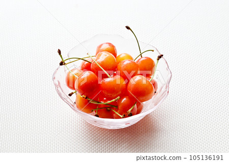 玻璃容器中的櫻桃果佐藤錦櫻桃 105136191