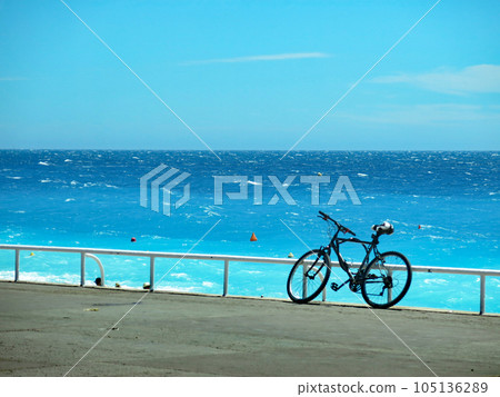 法國南部夏季的藍色大海，法國蔚藍海岸尼斯 105136289