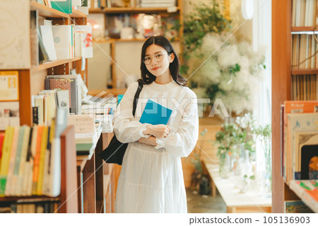 書店裡的年輕女子 書店裡的年輕女子 105136903